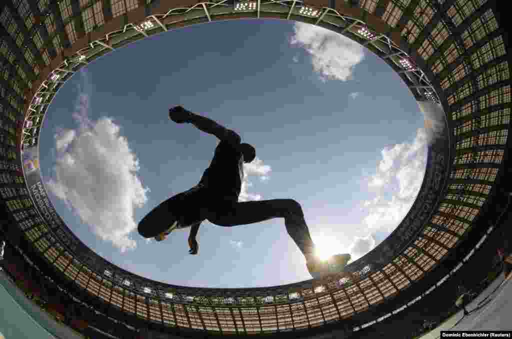Teddy Tamgho of France competes during the men's triple jump final at the IAAF World Athletics Championships at the Luzhniki stadium in Moscow August 18, 2013. REUTERS/Dominic Ebenbichler (RUSSIA - Tags: SPORT ATHLETICS) - RTX12PXP