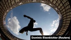 Teddy Tamgho, atlet lompat jauh Perancis dalam kejuaraan atletik dunia IAAF di stadion Luzhniki, Moskow, Agustus 2013. (Reuters/Dominic Ebenbichler)