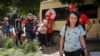 Volonteri Crvenog krsta pomažu u evakuaciji stanovnika sa područja Kupjanska, 15. avgusta 2023. (Foto: Rojters)
