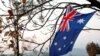 Bendera Australia digantung di sebuah pohon di Buchan, Victoria, Australia, 25 Januari 2020. (Foto: REUTERS/Andrew Kelly)