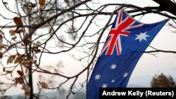 Bendera Australia digantung di sebuah pohon di Buchan, Victoria, Australia, 25 Januari 2020. (Foto: REUTERS/Andrew Kelly)