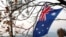 Bendera Australia digantung di sebuah pohon di Buchan, Victoria, Australia, 25 Januari 2020. (Foto: REUTERS/Andrew Kelly)