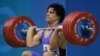 2004年雅典奥运会上参加94公斤级举重比赛的沙欣·纳斯里亚尼。（资料照）