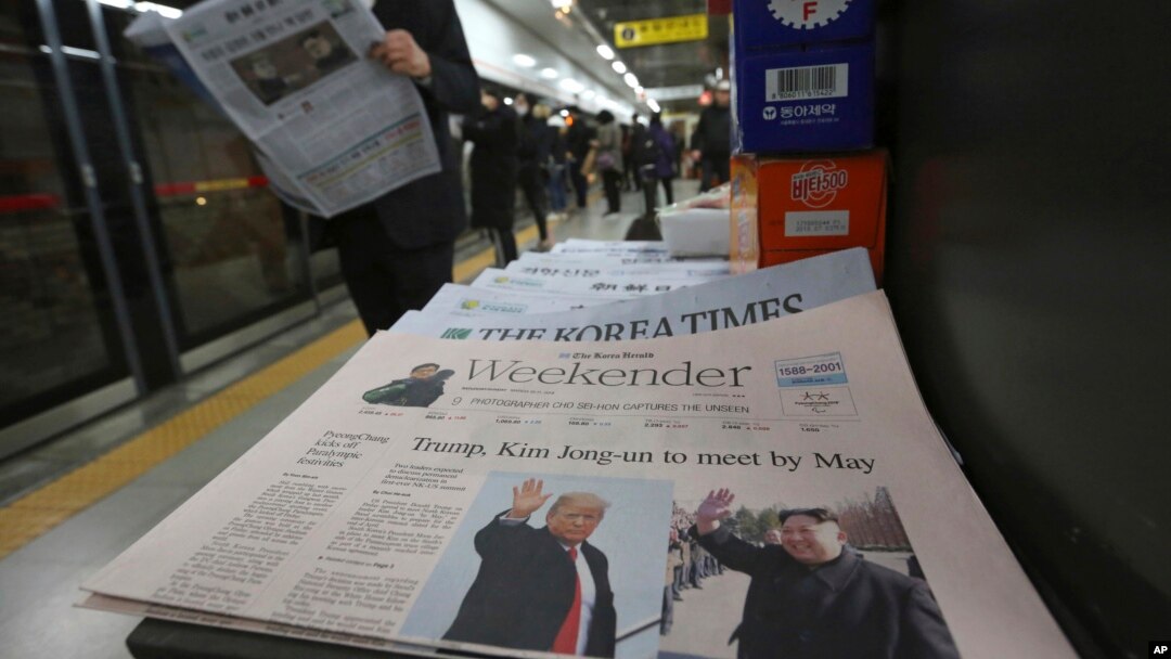 Sebuah koran dengan berita utama rencana pertemuan puncak antara Pemimpin Korea Utara Kim Jong Un dan Presiden AS Donald Trump tampak di stasiun bawah tanah di Seoul, Korea Selatan, 10 Maret 2018. 