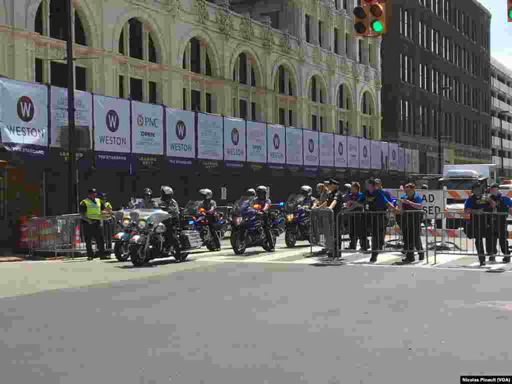 Les policiers patrouillent en nombre dans les rues de pour assurer la sécurité de la convention républicaine, Cleveland, le 18 juillet 2016 (VOA/Nicolas Pinault)
