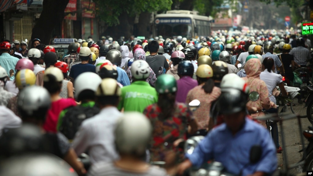 Tư liệu - Người tham gia giao thông chen chúc trên đường La Thành vào giờ cao điểm ở Hà Nội, ngày 21 tháng 5, 2012.