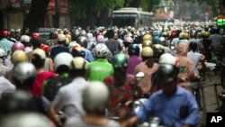 APTOPIX Ảnh chụp vào tháng Năm, 2012, hàng ngàn xe gắn máy ở Hà nội