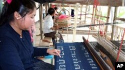 ແມ່ຍິງກໍາມະກອນລາວຕໍ່າຫູກ ທີ່ໄດ້ຄ່າແຮງງານຂ້ອນຂ້າງຕໍ່າ
ຊຶ່ງບໍ່ພຽງພໍກັບຄວາມຮຽກຮ້ອງຕ້ອງການຂອງຄ່າຄອງຊີບ
ປະຈໍາວັນ