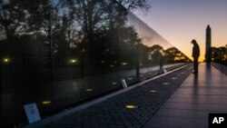 El monumento a la Guerra de Vietnam en Washington es uno de los sitios más visitados en el Memorial Day.