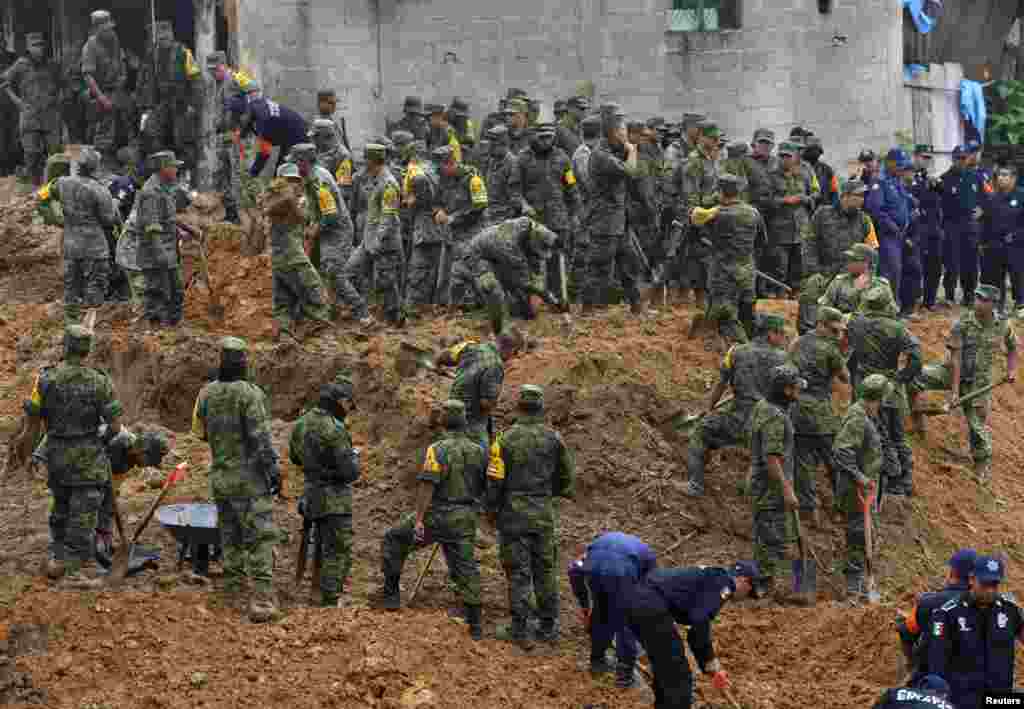 Soldiers search for survivors after a bus and two nearby houses were buried by a mountain landslide in Altotonga in Veracruz state, along Mexico&#39;s Gulf coast, Sept. 16, 2013.