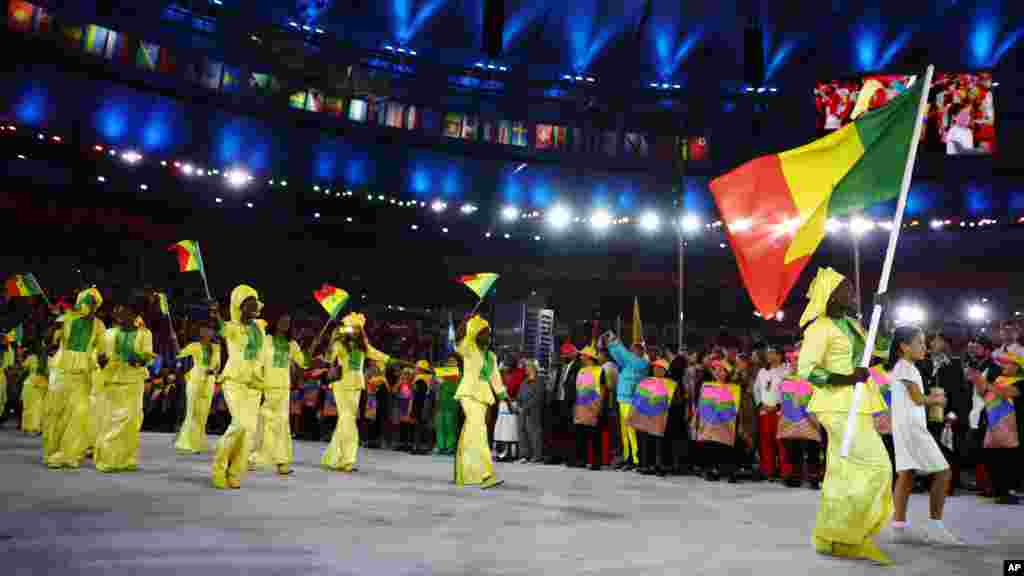 Isabelle Sambou &nbsp;du Sénégal mène son contingent au cours de la cérémonie d&#39;ouverture.