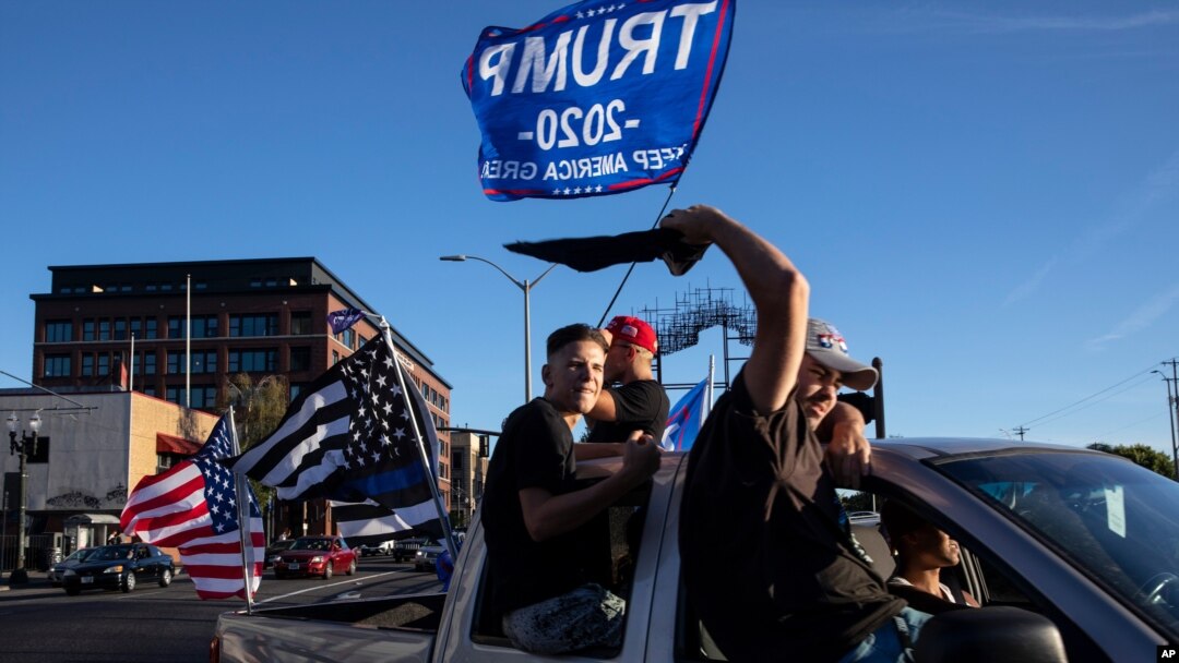 Pristalice Donalda Trampa tokom organizovanog karavana u subotu, 29. avgusta 2020 u Klakamasu, Oregon, na putu ka Portlandu. (AP Photo/Paula Bronstein )