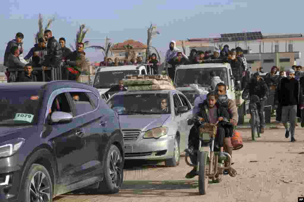 Displaced Palestinians return to Rafah, as a ceasefire deal between Israel and Hamas went into effect, in Rafah, Gaza Strip, Jan. 19, 2025. 