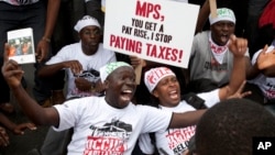 Para demonstran Kenya melakukan protes menuju gedung parlemen in Nairobi, Kenya atas kemewahan yang dinikmati oleh anggota parlemen (foto: dok). 