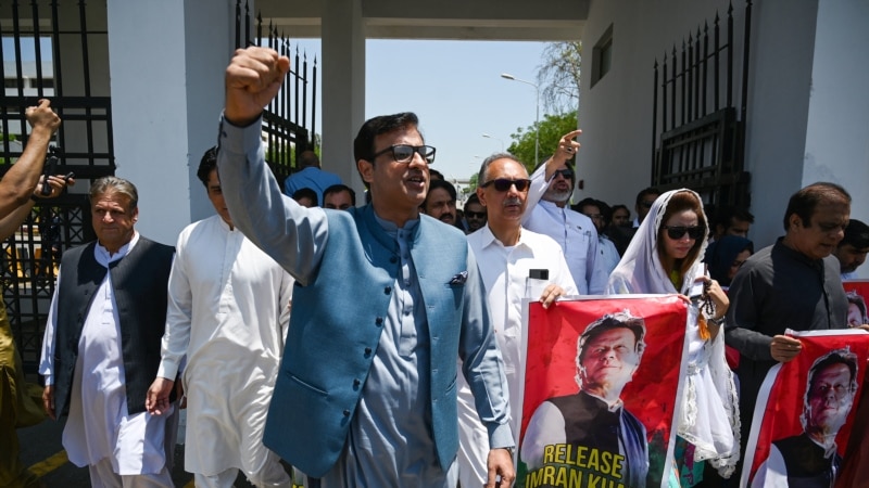 Pakistan opposition party reports ‘abduction’ of media team members