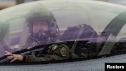 美国内华达州，在美国、英国和澳大利亚举行的一年一度的"红旗"军事演习中，一名飞行员坐在一架F-16战隼战斗机上准备起飞。(2024年1月23日)