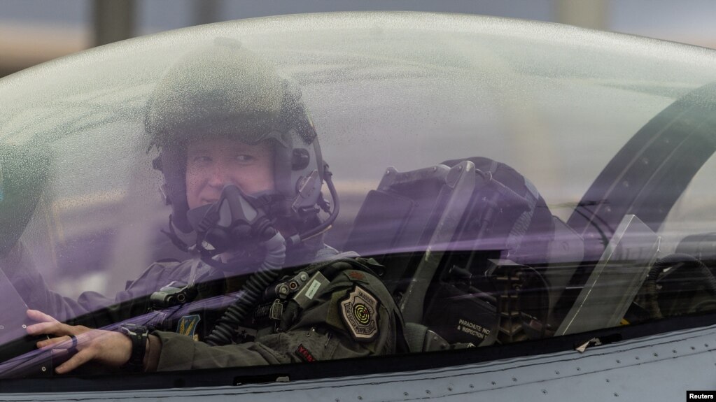 Ілюстративне фото. Пілот у винищувачі F-16 Fighting Falcon під час щорічних навчань Red Flag за участі США, Великої Британії та Австралії, Невада, 23 січня 2024. REUTERS/Carlos Barria