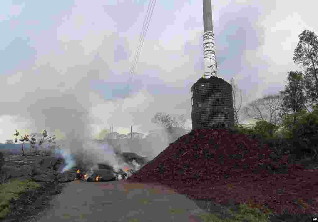 La coulée de lave du volcan Kilauea Volcano continue son bonhomme de chemin, destruisant tout sur son passage à Pahoa, Hawaii.