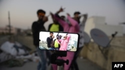 인도 하이데라바드에서 '틱톡' 영상을 촬영하는 젊은이들.