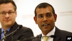 FILE - Former Maldives president Mohamed Nasheed (right) speaks during a press conference in London, Jan. 25, 2016. The Maldives government has revoked an extension of the medical leave given to the country's jailed former president and he is expected to return to prison soon, an official said on April 18, 2016.