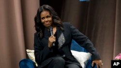 Michelle Obama dalam diskusi bukunya Becoming di Washington, Sabtu, 17 November 2018.