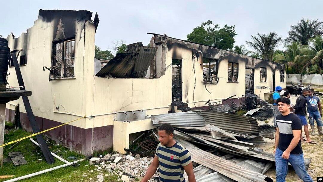 En esta foto divulgada por el Departamento de Informacion Pública de Guyana se observa cómo quedó el dormitorio de una escuela secundaria en Mahdia después de un incendio que mató a 20 estudiants el 22 de mayo de 2023.