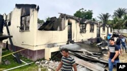 En esta foto divulgada por el Departamento de Informacion Pública de Guyana se observa cómo quedó el dormitorio de una escuela secundaria en Mahdia después de un incendio que mató a 20 estudiants el 22 de mayo de 2023.