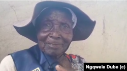 Ugogo Esther Ngwenya oseleminyaka yokuzalwa engu-106. (Pic: Ngqwele Dube/VOA)