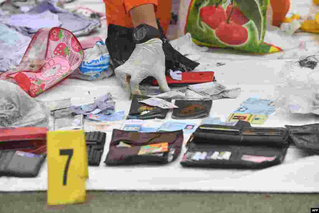 Anggota tim SAR meletakkan beberapa barang bukti baru berupa harta benda pribadi di pelabuhan Tanjung Priok dari pesawat Lion Air nomor penerbangan JT610 yang mengalami nasib naas, 30 Oktober 2018.