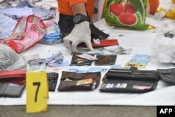 Para petugas SAR mengumpulkan barang-barang pribadi para penumpang pesawat Lion Air JT610 di Tanjung Priok, Jakarta, 30 Oktober 2018. (Foto: AFP)