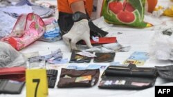 Seorang anggota tim BASARNAS mengumpulkan barang-barang pribadi yang diduga milik penumpang pesawat Lion Air JT610. 