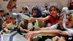 Anak-anak Yaman antri untuk mendapatkan bantuan pangan di Sanaa (foto: ilustrasi). 