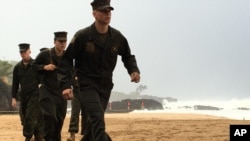 Infantes de Marina estadounidenses revisan la playa de la Bahia de Waimea, en Hawaii, como parte de las operaciones de búsqueda de dos helicópteros militares que desaparecieron el jueves 14 de enero de 2016.