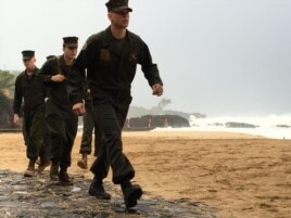 Marines estadounidenses rastrean una playa en Hawái en busca de los tripulantes de dos helicópteros desaparecidos el jueves 14 de enero de 2016.