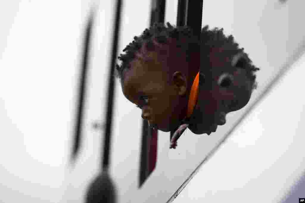 남아프리카공화국 채츠워스의 난민캠프에서 짐바브웨 수도 하라레로 향하는 버스에 짐바브웨 출신 어린이가 타고 있다. 최근 남아공에서는 더반을 중심으로 반이민 폭력 사태가 벌어졌다.