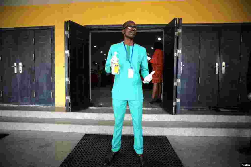 کرونا وائرس سامنے آنے کے بعد گرجا گھروں میں جانے سے پہلے سینیٹائزر کا استعمال لازمی ہے۔ چرچ کی جانب ایک شخص مرکزی دروازے پر دور سے ہی کھڑا نظر آ جاتا ہے جو سینیٹائزر فراہم کرتا ہے۔