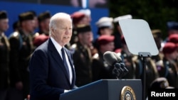 美国总统拜登在法国奥马哈美军阵亡将士公墓出席诺曼底登陆80周年纪念仪式上发表讲话。（2024年6月6日）