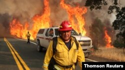 Un trabajador del servicio de bomberos en Lake Couny, California, supervisa labores de extinción en los últimos incinedios del mes de agosto que han azotado el oeste de EE.UU.