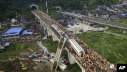 Chinese rescuers work around the wreckage of train cars in Wenzhou in east China's Zhejiang province, July 24, 2011