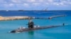 资料照片：由美国海军提供的这张照片中，洛杉矶级俄克拉荷马城号快速攻击潜艇（SSN 723）正返回关岛美国海军基地。（2021年8月19日）