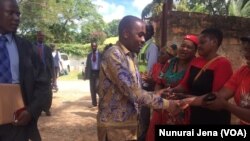 UMnu. Nelson Chamisa ukhulumisana labantu eChinhoyi. (Photo: Nunurai Jena)