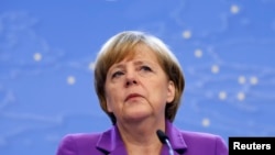 앙겔라 메르켈 독일 총리가 26일 벨기에 브뤼셀에서 열린 유럽연합 정상회의 기자회견에서 발언하고 있다.