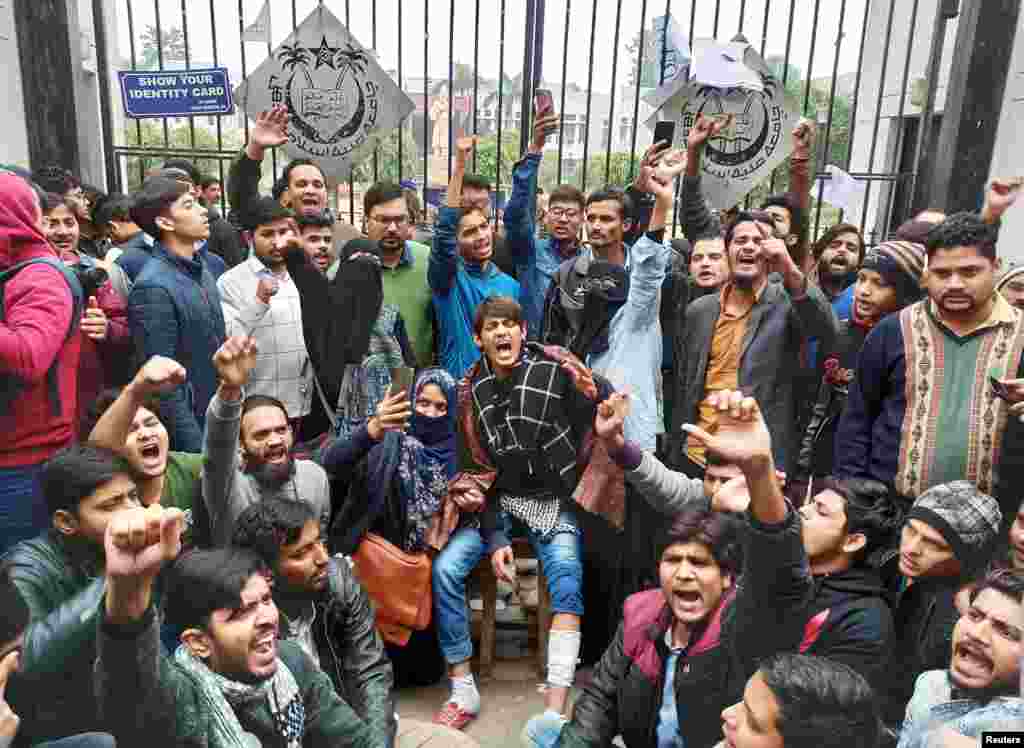 دارالحکومت دہلی کی جامعہ ملیہ اسلامیہ میں بڑے پیمانے پر طلبہ نے احتجاج کیا۔ اتوار کو کیمپس میں پولیس کے داخلے اور طلبہ پر لاٹھی چارج کے واقعے کے خلاف پیر کو بھی طلبہ نے احتجاج کیا اور حکومت مخالف نعرے لگائے۔&nbsp;