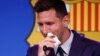 Lionel Messi menangis saat melakukan konferensi pers "perpisahan" di stadiun Camp Nou, Barcelona, Spayol, Minggu (8/8). 