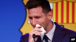 Lionel Messi menangis saat melakukan konferensi pers "perpisahan" di stadiun Camp Nou, Barcelona, Spayol, Minggu (8/8). 