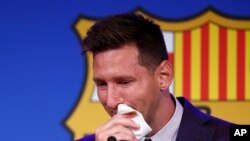 Lionel Messi chora no início da conferência de imprensa no Estádio Camp Nou em Barcelona, Espanha, 8 de Agosto, 2021.