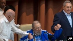 Fidel Castro assis,entre son frere, le president cubain President Raul Castro, a droite de la photo, et Jose Ramon Machado Ventura (a gauche), le second secrétaire du Comité Central , au 7 e Congres du Parti Communiste Cubain le 19 avril 2016. 