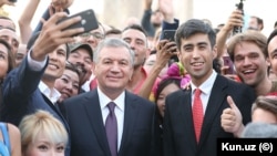 Prezident Shavkat Mirziyoyev blogerlar davrasida, 2019-yil, Samarqand