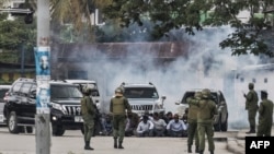 Polisi wa kupambana na ghasia Zanzibar wanawazuia raia kwenye mtaa wa Stone Town