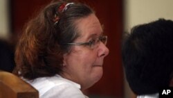 Warga Inggris Lindsay June Sandiford dalam salah satu sidang di Pengadilan Negeri Denpasar untuk kasus penyelundupan narkoba. (AP/Firdia Lisnawati)